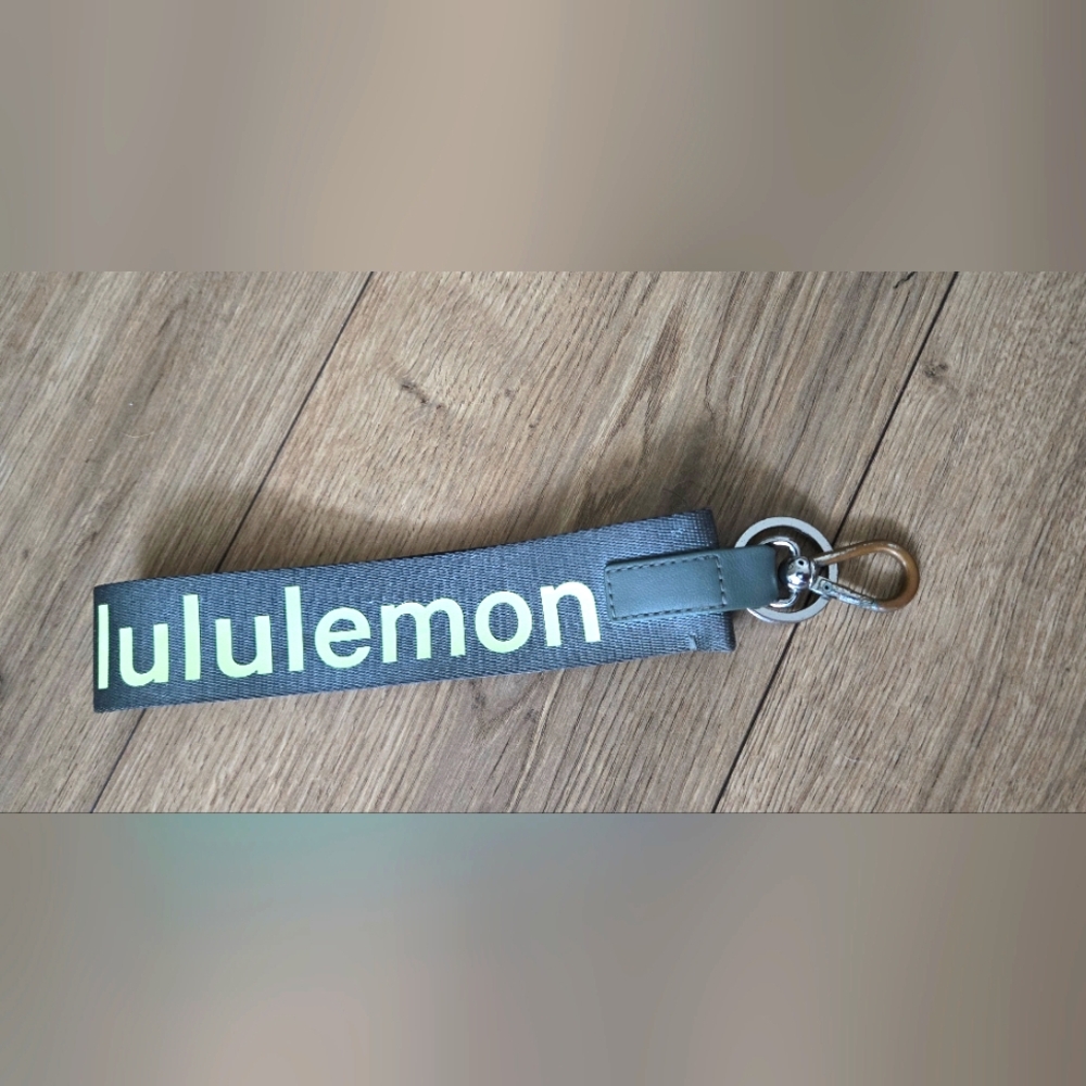 Lululemon | never lost keychain